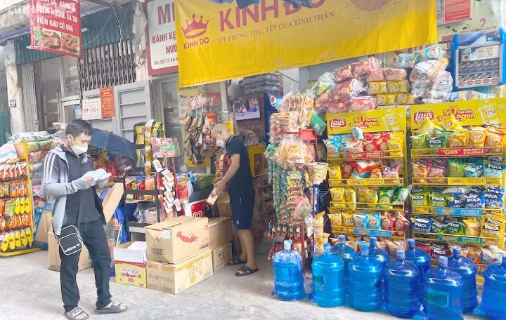 Anh Dũng đang kiểm lại hàng hoá vừa nhập.