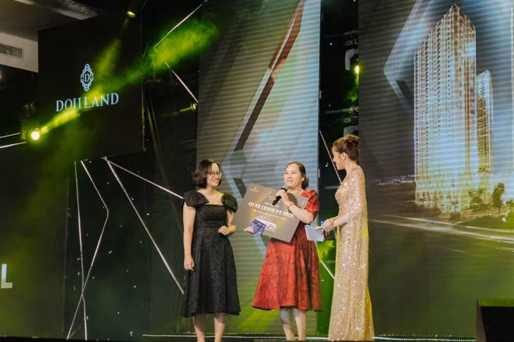 Cô Đào Thị Nhật chia sẻ cảm xúc bất ngờ khi may mắn trúng giải đặc biệt tại dạ tiệc.