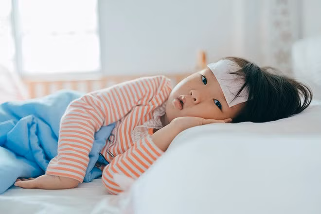 Chườm khăn ướt, mát lên trán và nách có thể giúp trẻ hạ sốt