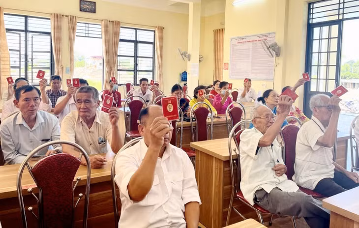 Đảng viên khu Tân Lập 1 phường Phương Đông (TP Uông Bí) biểu quyết tại đại hội.