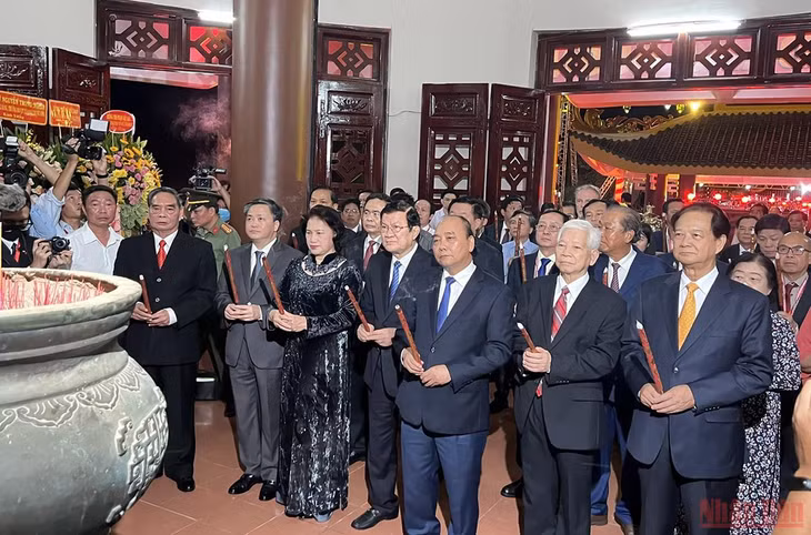 Chủ tịch nước Nguyễn Xuân Phúc và các lãnh đạo, nguyên lãnh đạo Đảng, Nhà nước dâng hương tại Đền thờ Cụ Nguyễn Đình Chiểu.