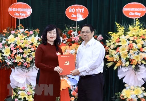 Thu tuong trao quyet dinh Quyen Bo truong Bo Y te cho ba Dao Hong Lan hinh anh 1