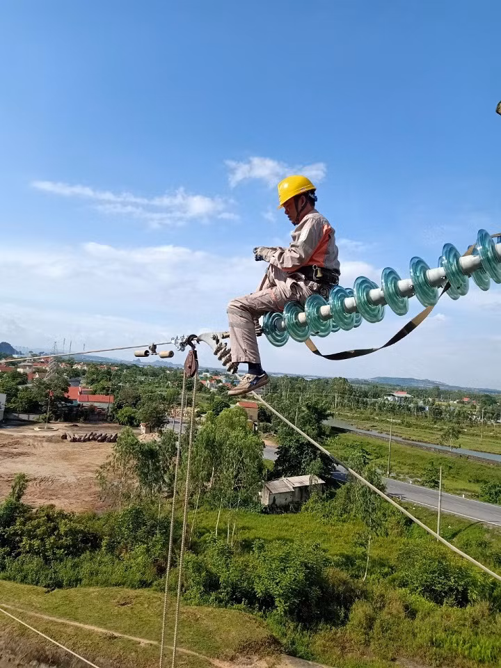 Công nhân Đội QLVHLĐ khắc phục khiếm khuyết đường dây 110 kV.