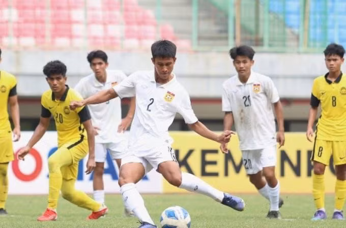 Sangvilay sút phạt đền giúp Lào thắng Malaysia chiều 11/7. Ảnh: MFF