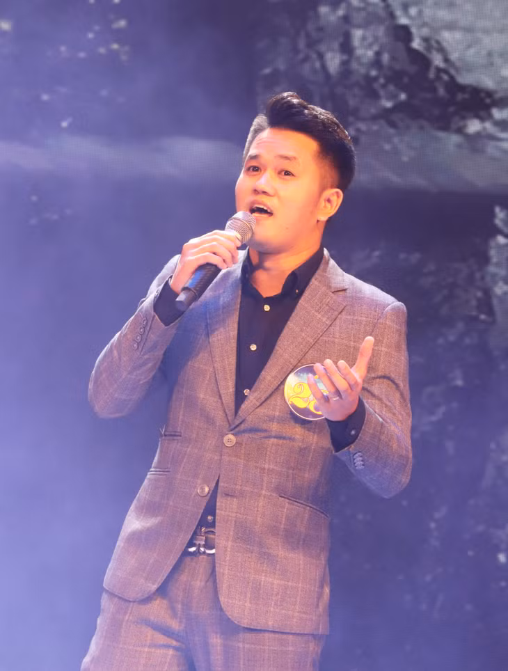 Nguyễn Trường Linh sở hữu một chất giọng đầy nội lực và phong cách biểu diễn tự tin trên sân khấu.