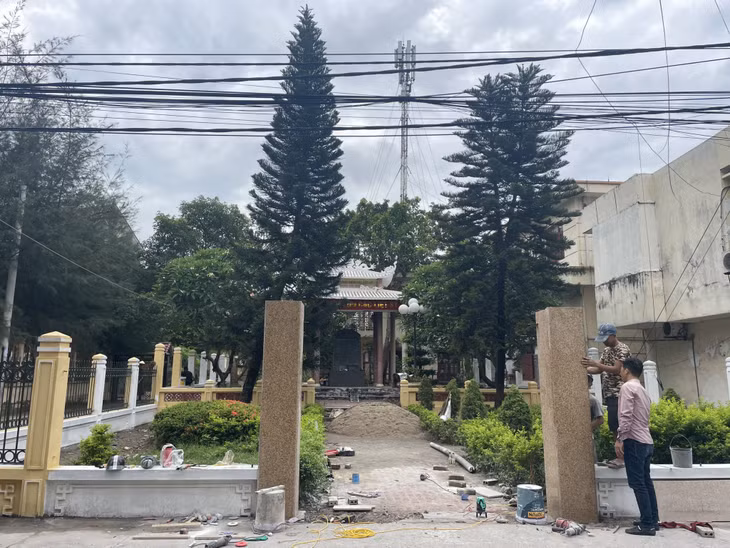 Nhà bia tưởng niệm các anh hùng liệt sĩ phường Cẩm Bình được cải tạo, nâng cấp.