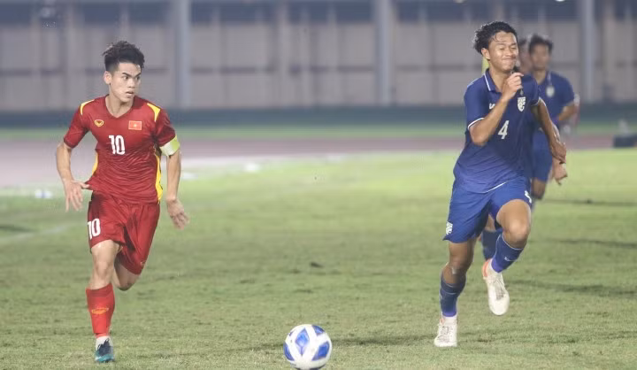 U19 Việt Nam (áo đỏ) thiếu ý tưởng.
