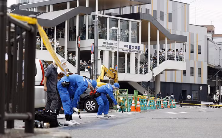 Cảnh sát làm việc tại hiện trường vụ tấn công ông Abe. (Ảnh: Kyodo)