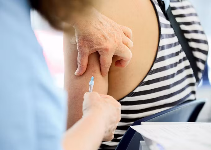 Một nhân viên y tế tiêm vaccine đậu mùa khỉ thử nghiệm tại Montreal, Quebec, Canada vào tháng 6. Ảnh: Reuters