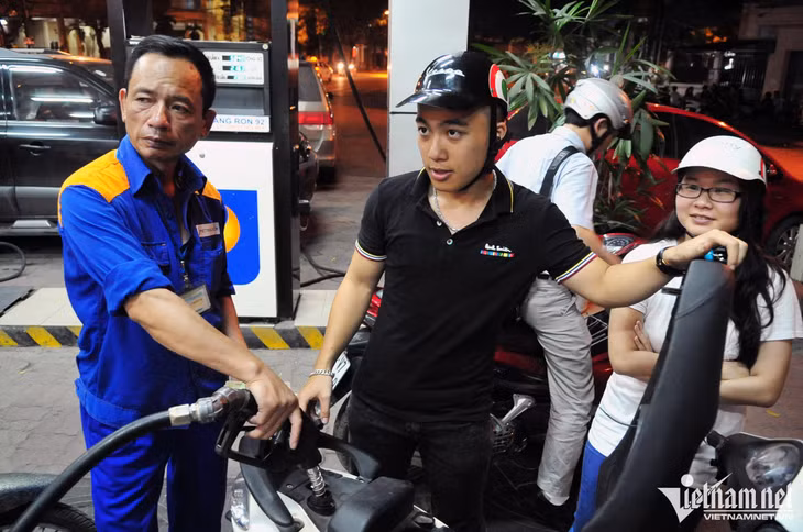 Giá xăng có thể tiếp tục giảm. Ảnh: Hoàng Hà
