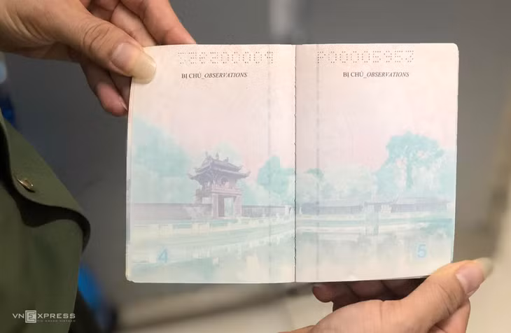 Mỗi địa danh chiếm hai mặt trang. Trong ảnh là Khuê Văn Các, nằm trong Văn Miếu - Quốc Tử Giám, Hà Nội. Đây là một công trình nhỏ nhưng có kiến trúc đặc sắc mang âm hưởng của triều Nguyễn. Khuê Văn Các là biểu tượng của thủ đô Hà Nội, xuất hiện trên biển tên đường phố của nội đô.