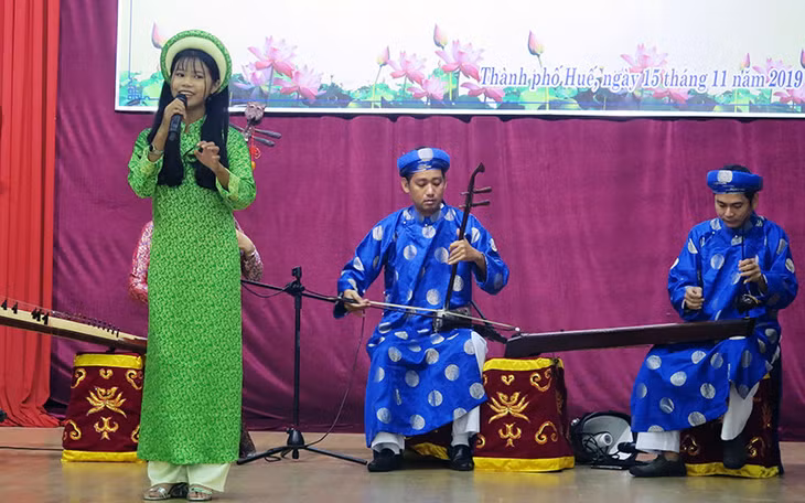 Một tiết mục biểu diễn trong chương trình đưa di sản ca Huế vào trường học.