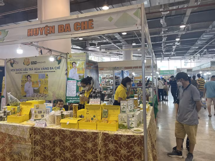 Người dân tham quan, mua sắm tại Hội chợ OCOP Quảng Ninh - Hè 2022.