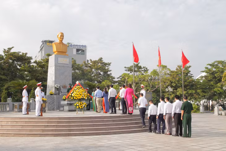 Đoàn đại biểu tỉnh Quảng Ninh đặt vòng hoa, dâng hương tại tượng đài đồng chí Vũ Văn Hiếu, Bí thư Đặc khu ủy đầu tiên Khu mỏ Quảng Ninh nhân kỷ niệm 74 năm ngày Thương binh - Liệt sĩ.