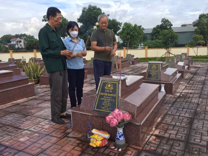 Phần mộ liệt sĩ Nguyễn Mạnh Hà an nghỉ trong nghĩa trang liệt sĩ quê nhà, luôn ấm áp tình đồng đội và nhân dân.
