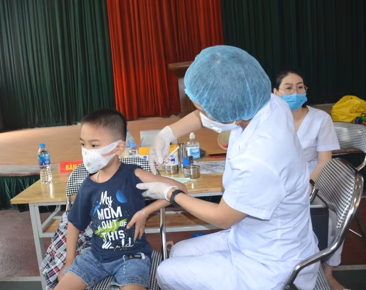 Tiêm vắc-xin phòng Covid-19 cho trẻ từ 5 đến dưới 12 tuổi tại điểm tiêm Trường Tiểu học Lê Hồng Phong (TP Hạ Long).