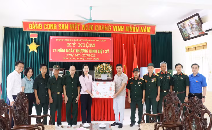 Đoàn công tác của tỉnh Quảng Ninh thăm, tặng quà các thương binh đang điều trị tại Trung tâm Điều dưỡng thương binh Nho Quan (tỉnh Ninh Bình) nhân kỷ niệm 75 năm Ngày Thương binh - Liệt sĩ 27/7 (1947-2022).