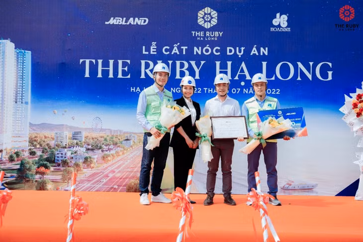 Đại diện Chủ đầu tư khen thưởng Tổng thầu xây dựng Hòa Bình đã xuất sắc hoàn thành cất nóc dự án vượt tiến độ cam kết.