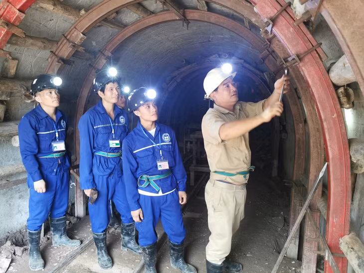 Thầy Nguyễn Văn Khoát hướng dẫn học sinh củng cố vị trí làm việc trước khi vào thực hành.