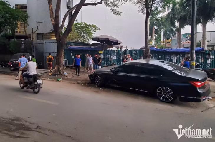 Hiện trường vụ tai nạn giao thông liên hoàn giữa 2 ô tô và 4 xe máy