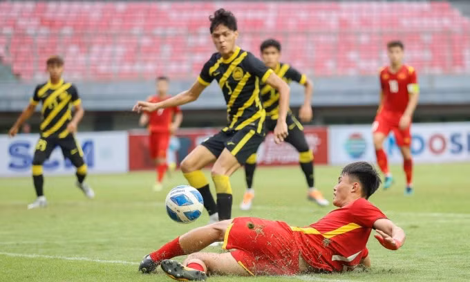 Sự phung phí cơ hội khiến Văn Trường và đồng đội trả giá trước Malaysia.