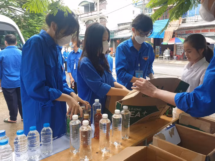 Chu Quốc Phong trong chương trình tiếp sức mùa thi năm 2022.