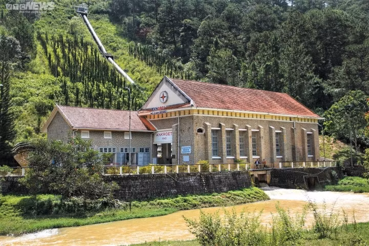Nhà máy thủy điện Ankroet nằm sâu trong thung lũng Dan Kia - Suối Vàng, giữa rừng thông, cách TP Đà Lạt (tỉnh Lâm Đồng) khoảng 15km. Công trình do người Pháp xây dựng từ năm 1942 và khánh thành, phát điện vào năm 1946.