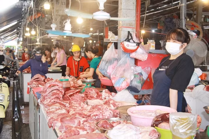 Thịt heo tăng khiến tiểu thương kinh doanh tại các chợ truyền thống ế ẩm.