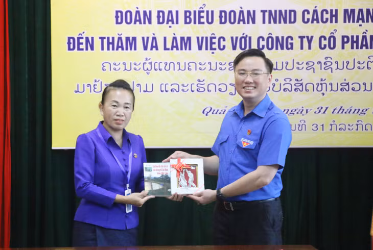 Đồng chí SENGON PUONGMANIVANH, Phó Trưởng ban Phát triển nghề thanh niên Trung ương Đoàn TNNDCM Lào tặng quà lưu niệm cho Tỉnh Đoàn Quảng Ninh.