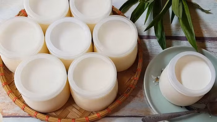 Các vi khuẩn có lợi cho hệ tiêu hóa trong sữa chua giúp kích thích hệ miễn dịch hoạt động tối ưu.