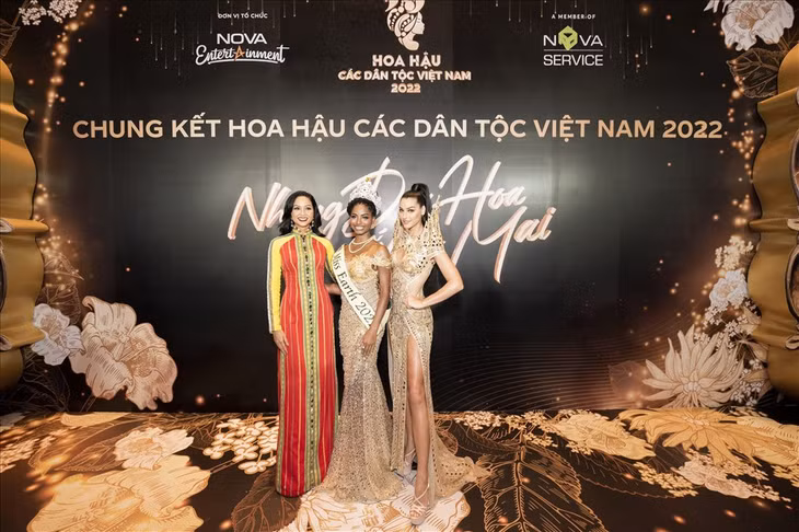 Dàn hoa hậu khoe sắc trên thảm đỏ. Ảnh: BTC