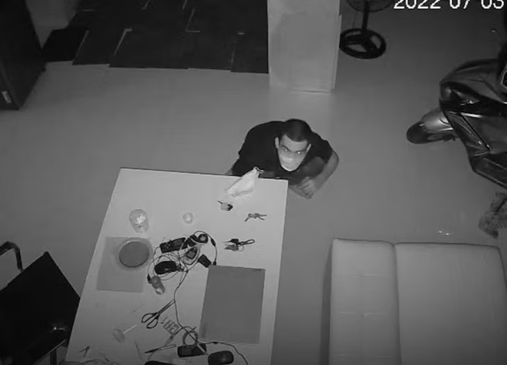 Ẩn nấp khi phát hiện camera.