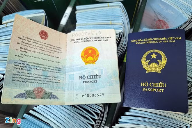 Hộ chiếu mới thay đổi về màu sắc, chất liệu giấy và dán thêm lớp bảo an chống làm giả. Ảnh: Hoàng Lam.