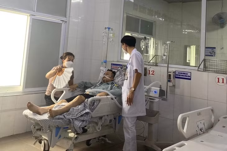 Bác sĩ điều trị cho anh Nguyễn Trung Kiên. Ảnh: Q.A.