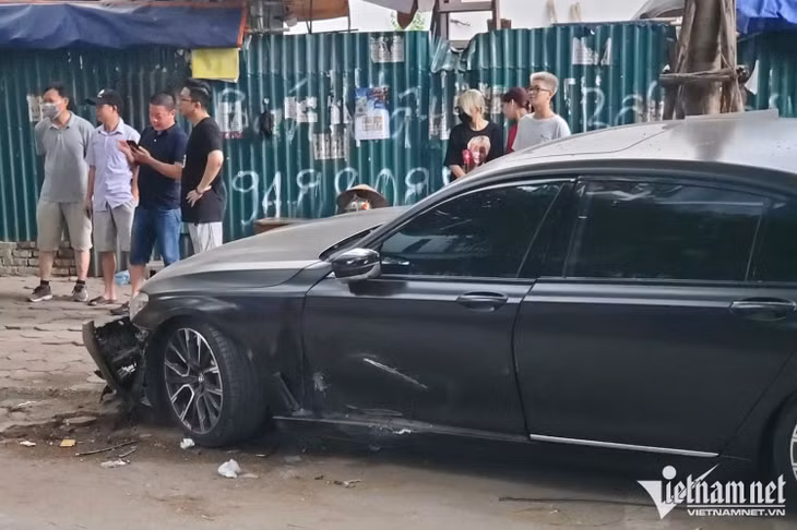 Chiếc BMW 730Li bị hư hỏng nặng phần đầu