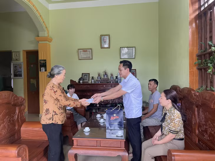 Lãnh đạo Công ty TNHH MTV Thủy lợi Đông Triều tặng quà cho gia đình liệt sĩ trên địa bàn TX Đông Triều.