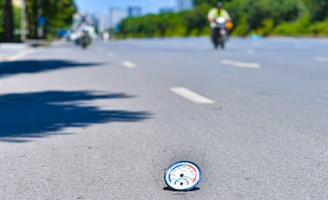 Nhiệt độ trên mặt đường nhựa được đo như thế này.