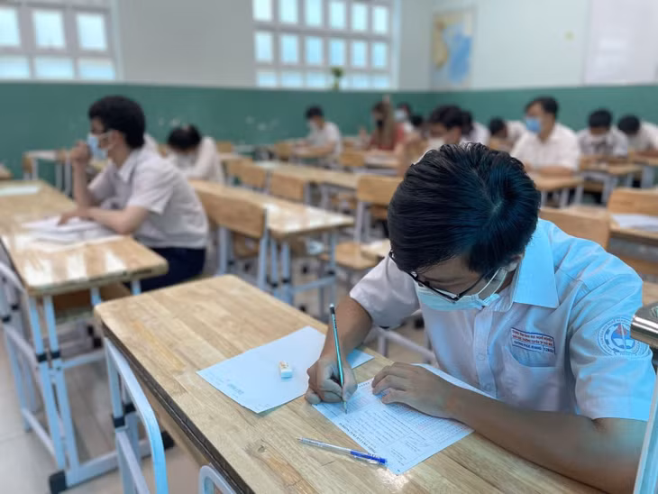 Thí sinh tại điểm thi Trường THCS Võ Trường Toản (Quận 1, TP Hồ Chí Minh). Ảnh: Đan Phương