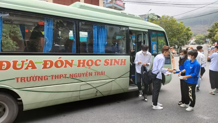Các trường bố trí xe đưa đón học sinh nhà xa đến Điểm thi Trường THPT Tiên Yên (huyện Tiên Yên). Ảnh: Xuân Thao (CTV).