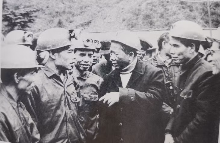 Đồng chí Lê Duẩn - Tổng Bí thư Ban Chấp hành Trung ương Đảng thăm mỏ Hà Lầm ngày 28/1/1980. Ảnh: Tư liệu