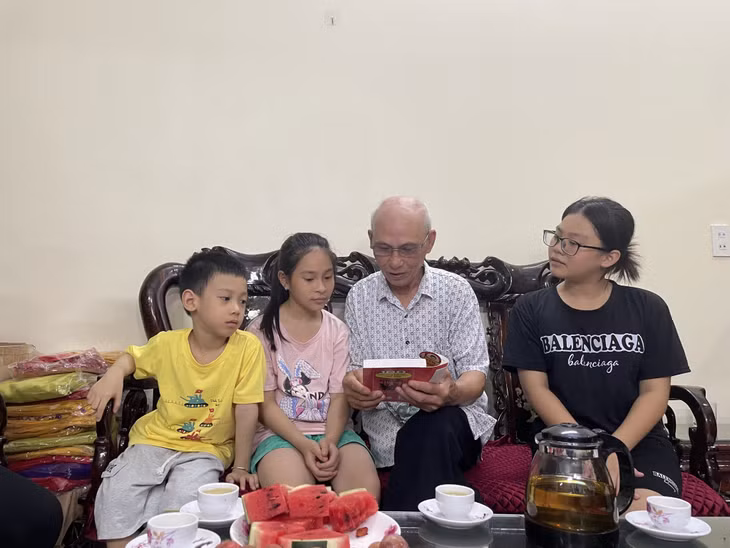 Ông Nguyễn Minh Hãn (phường Hà Tu, TP Hạ Long) truyền dạy kiến thức cho các cháu.