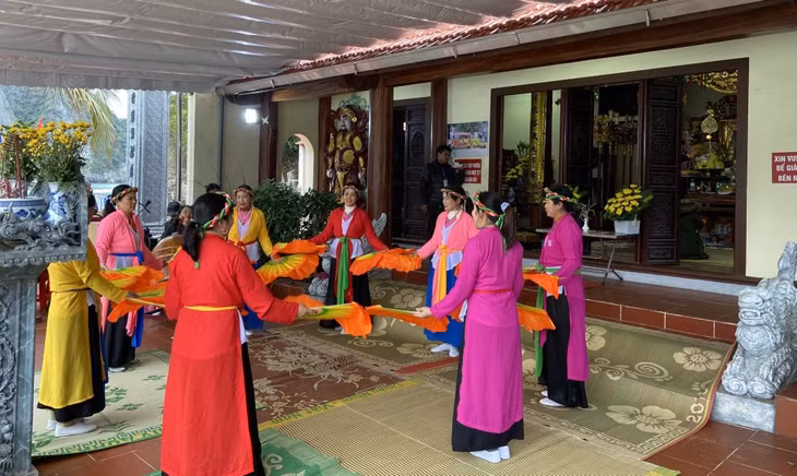 Trong ngày 28/2, nhiều đoàn tế lễ về dự hội đền, cầu mong may mắn, bình an.
