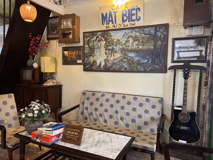 Dạo một vòng Huế để tìm quán cà phê, bạn có thể đến với Cafe Mắt Biếc, nơi đã từng là địa điểm xuất hiện trong bộ phim cùng tên nổi tiếng được công chiếu vào năm 2019. Quán vẫn còn lưu giữ ở đó những góc đã từng xuất hiện trên phim. Đồ uống nơi đây cũng khá ngon - Ảnh: Myngoc Vo