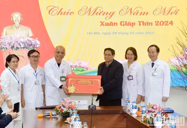 Thủ tướng Phạm Minh Chính tặng quà chúc Tết đội ngũ y, bác sĩ Bệnh viện Nhi Trung ương. Ảnh: TRẦN HẢI