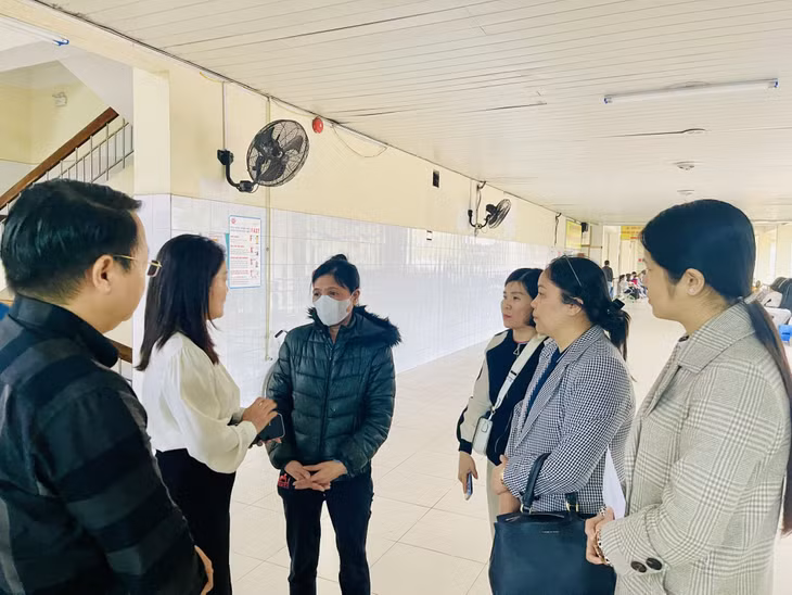 Lãnh đạo Ban Tuyên giáo Thành ủy Hạ Long cùng với Phòng GD&amp;ĐT thành phố có mặt tại Bệnh viện để kịp thời phối hợp cùng với gia đình tổ chức chữa trị cho học sinh đảm bảo các điều kiện tốt nhất theo hướng dẫn của Bệnh viện.