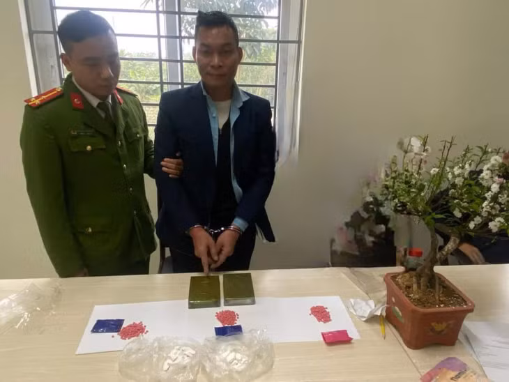 Công an quận Tây Hồ bắt giữ đối tượng Ngô Tam Khôi và số ma túy thu giữ.