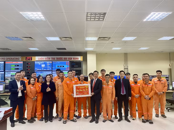 Đồng chí Lê Văn Ánh, Phó Chủ tịch HĐND tỉnh chúc Tết cán bộ, công nhân viên, người lao động Công ty Nhiệt điện Mông Dương 1.