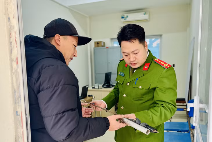 Người dân tự nguyện giao nộp vũ khí tự chế tại Công an huyện.