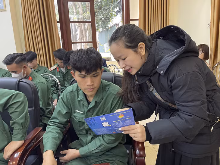 Đại diện trường nghề trên địa bàn TP Uông Bí tư vấn dạy nghề và việc làm cho quân nhân hoàn thành NVQS trở về địa phương. Ảnh: Trung tâm TT-VH Uông Bí.