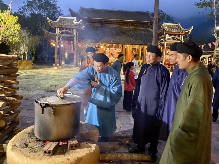 Các đại biểu và du khách thích thú theo dõi, tham gia hoạt động gói, luộc bánh chưng tại chương trình.